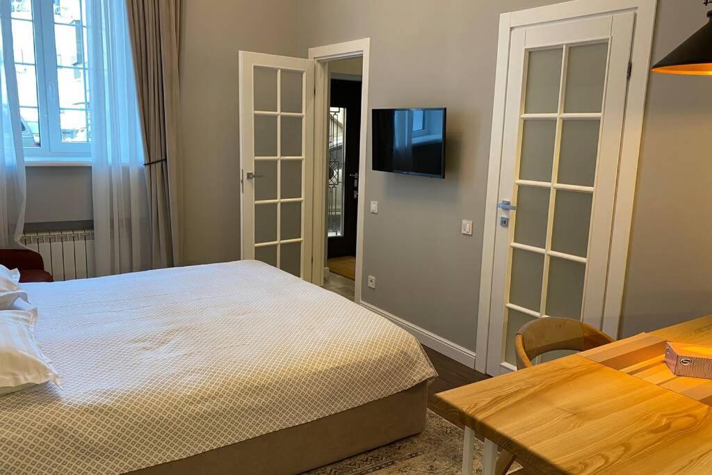 Apartamento Hidden Gem With Its Own Private Entry At Lypky Kiev Exterior foto