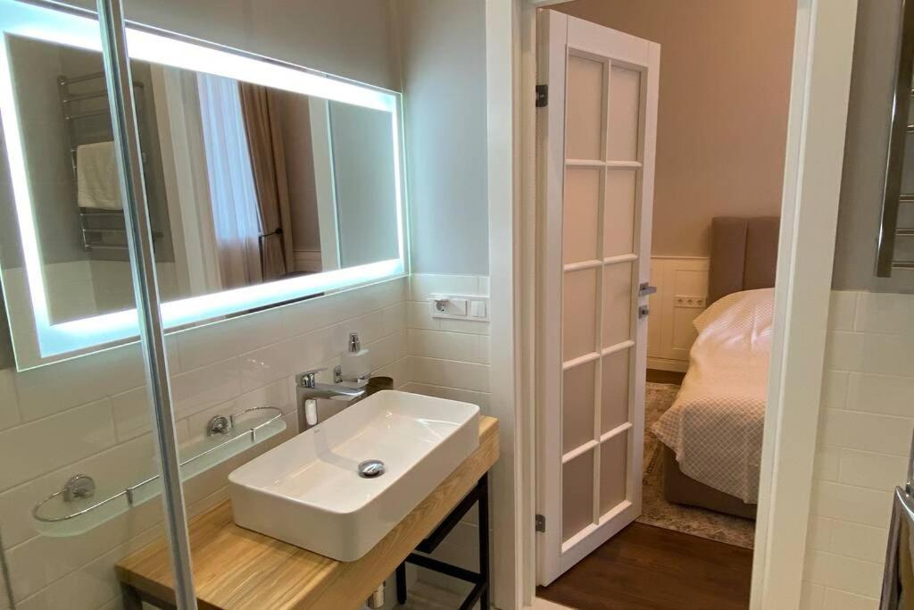 Apartamento Hidden Gem With Its Own Private Entry At Lypky Kiev Exterior foto